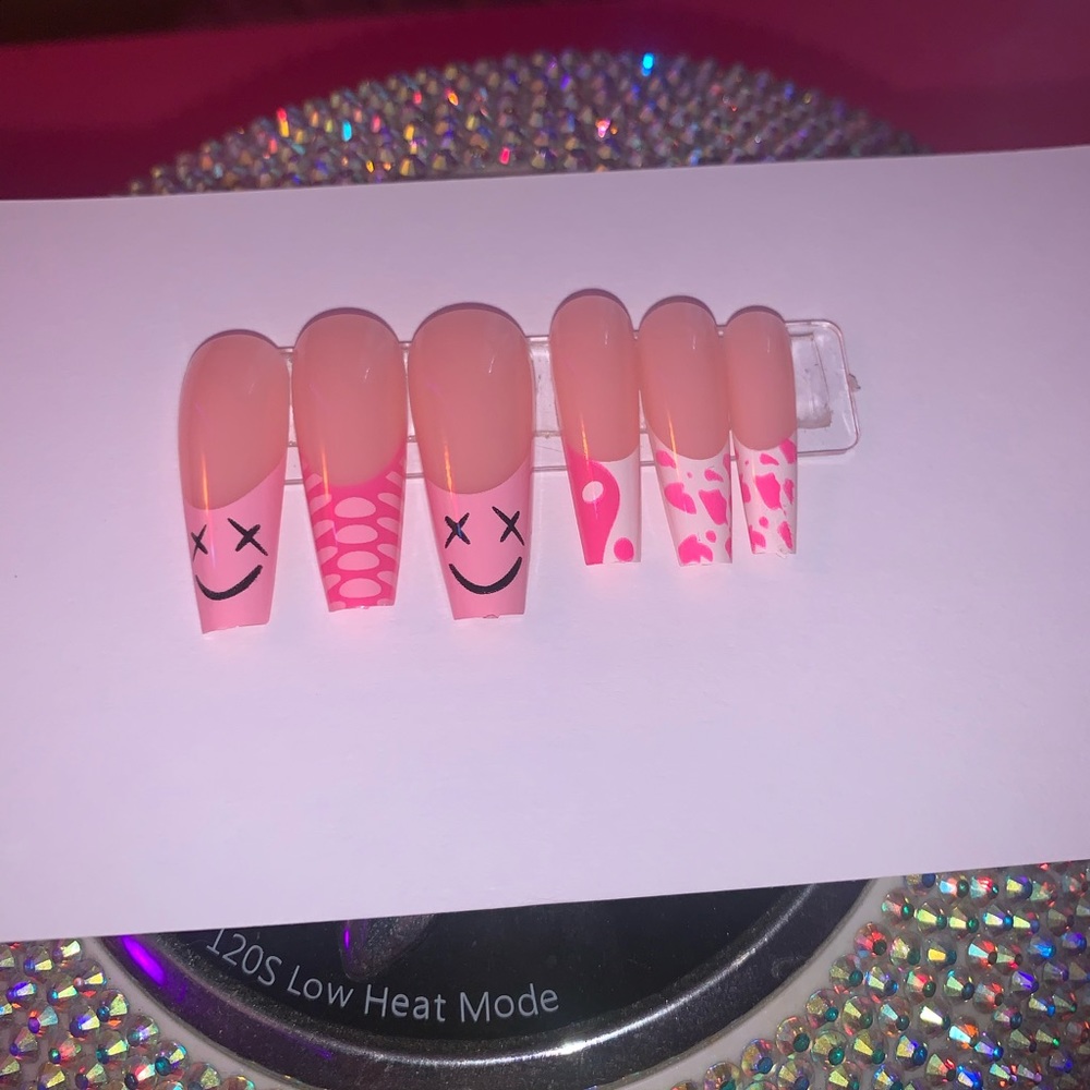 Pink‎ Graphic Press On Nails